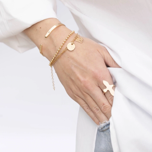 ett elegant armband i 18K guldpläterad mässing från Emma Israelsson
