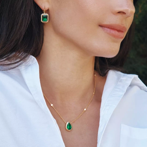 Grön droppformad Elyndra halsband från Thomas Sabo med smaragdgrön sten