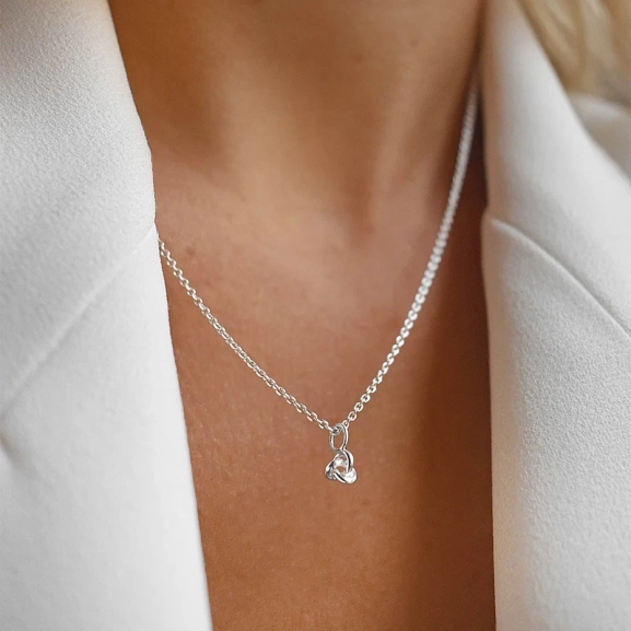 einem eleganten Charm aus recyceltem Silber von Drakenberg Sjölin