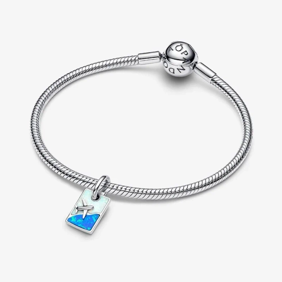 Pandora's hängberlock i sterlingsilver med vita och blå konstgjorda opaler