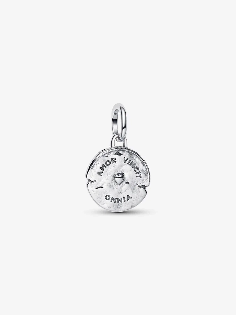 Hjärtformad Medaljong Berlock från Pandora ME med AMOR VINCIT OMNIA gravyr och Cubic Zirconia sten.