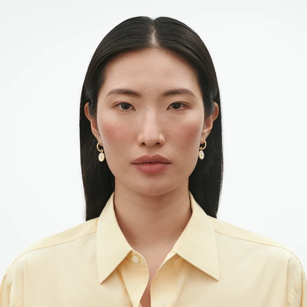 SS25_ECOM_ON-MODEL_DAISY_EARRING_GOLD_20001671