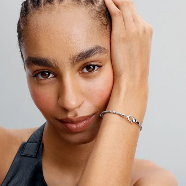 Pandoras berlockarmband med lås och nitar i silver ger en extra edge till din look. Bär det ensamt eller styla med dina favoritberlocker för en personlig touch. Perfekt för att skapa en subtil känsla med extra dimension.