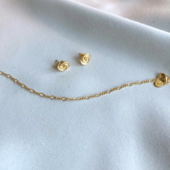 Figaro Bracelet Gold -CU Jewellery - Snabb frakt & paketinslagning - Nordicspectra.se