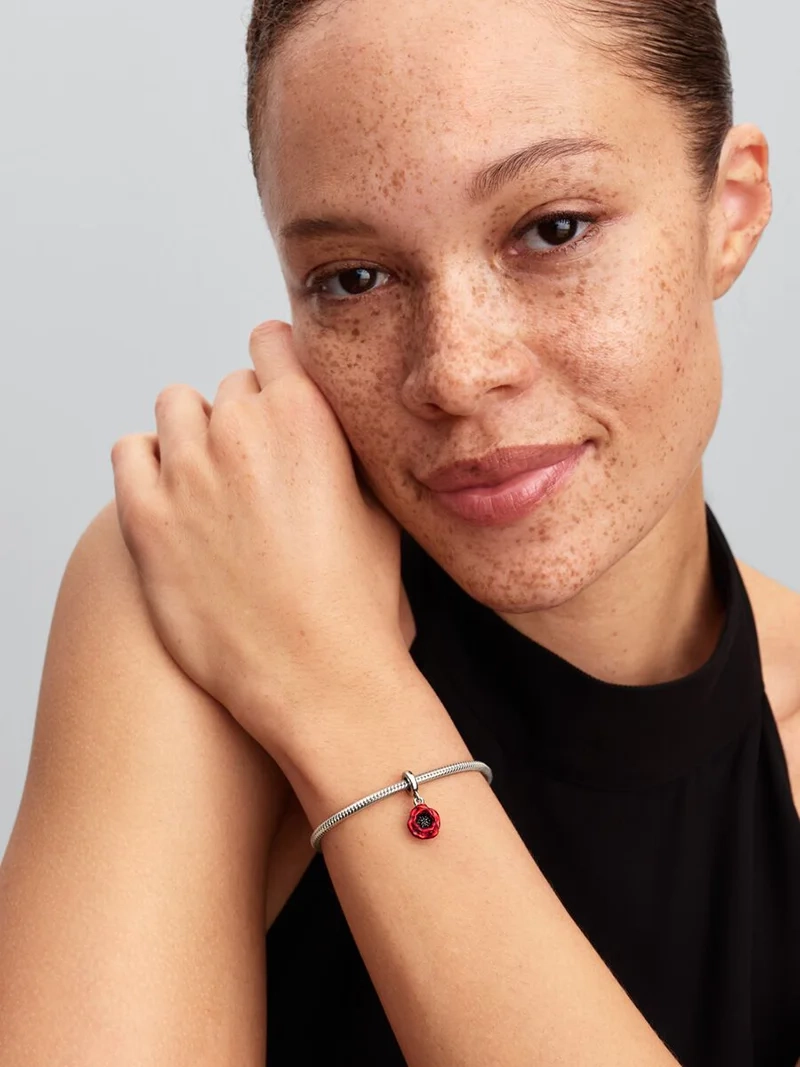 Röd blomma hängberlock i sterlingsilver från Pandora med kronbladseffekt i rött emalj och svarta kristaller. Symbol för din resa och utveckling.