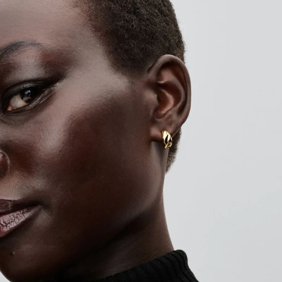 Räfflade öppna hoops i guld från Pandora Essence kollektionen. Skapar en unik känsla med vågigt designmönster och fjärilslås för säker passform hela dagen. Ge din stil en extra glamourös touch.