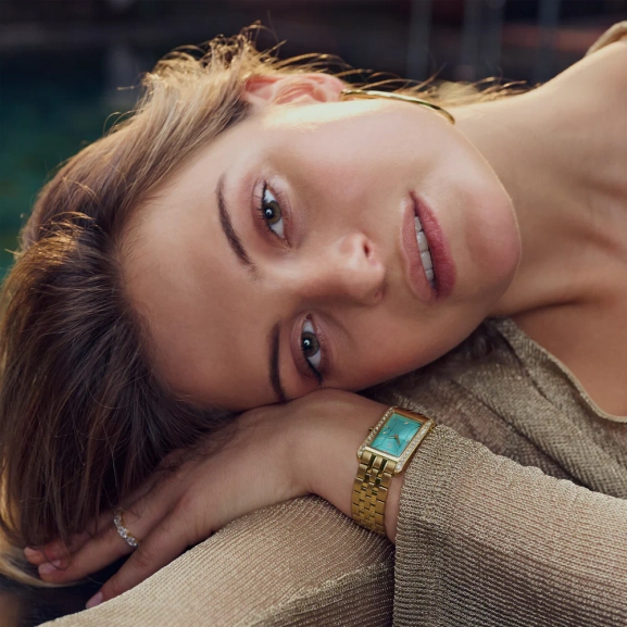 safiirilasi ja kuutio zirkonia kullatulla teräksellä. Vesitiivis 30 m asti.