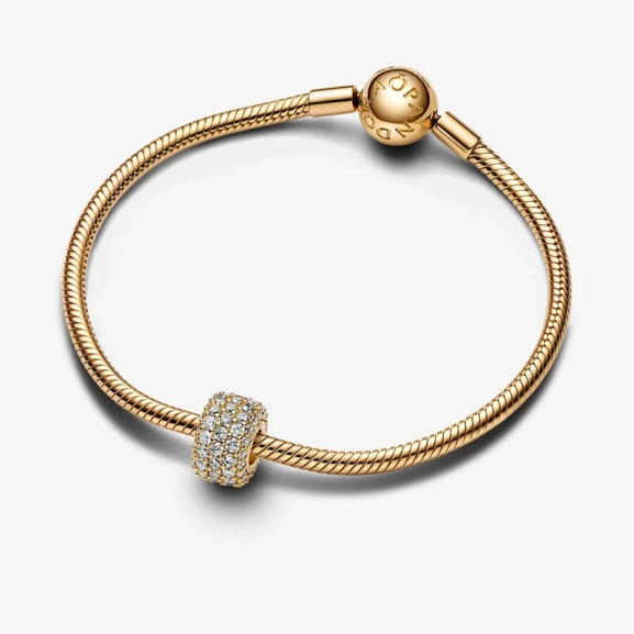 Rund Berlock med Glittrande Stenar Guld - PANDORA - Snabb leverans & paketinslagning - Nordic Spectra