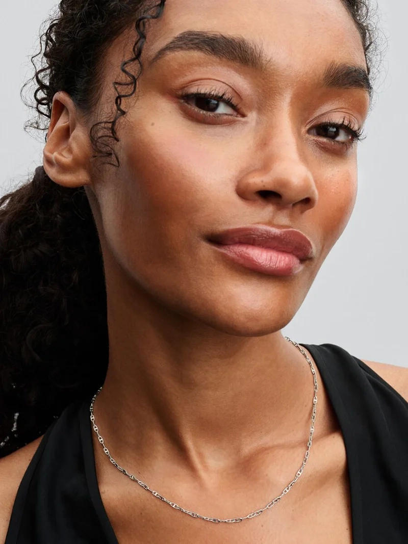 Ankarkedja Halsband från Pandora - Skapa en stilfull och personlig känsla med detta vackra smycke som ger din outfit en elegant prägel.