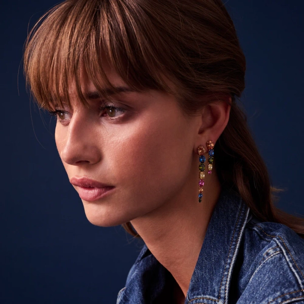 Ellisse Lungo Cinque Örhängen Mix Guld från Sif Jakobs i 18K guldpläterat silver med gnistrande cubic zirconia-stenar.
