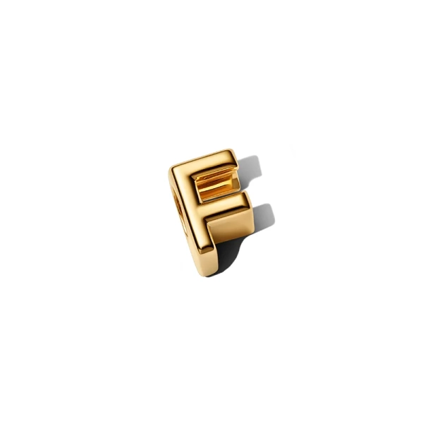 Guld bokstavsberlock från Pandora med elegant design för att skapa din personliga stil.