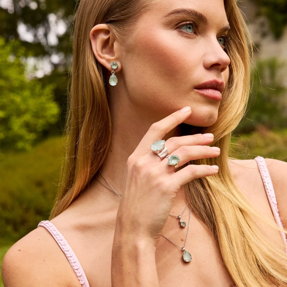 säädettävällä istuvuudella ja vihreällä pisaranmuotoisella Swarovski-kristallilla Caroline Svedbomin suunnittelemana.