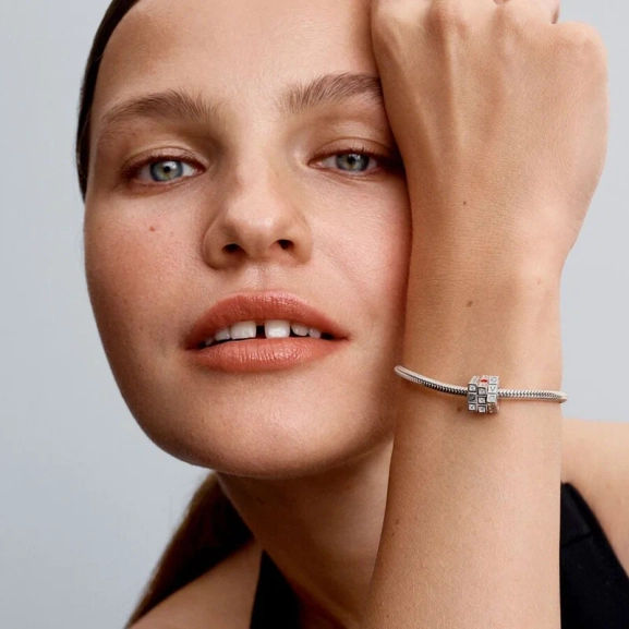 Rörlig Kärlekskub Berlock i glänsande sterlingsilver med röda hjärtan