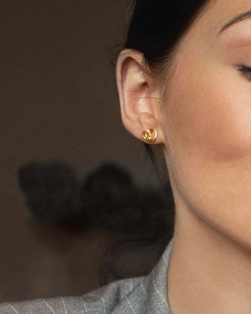 Les Amis Drop Studs Gold - Drakenberg Sjölin Örhängen - Snabb frakt & paketinslagning - Nordicspectra.se