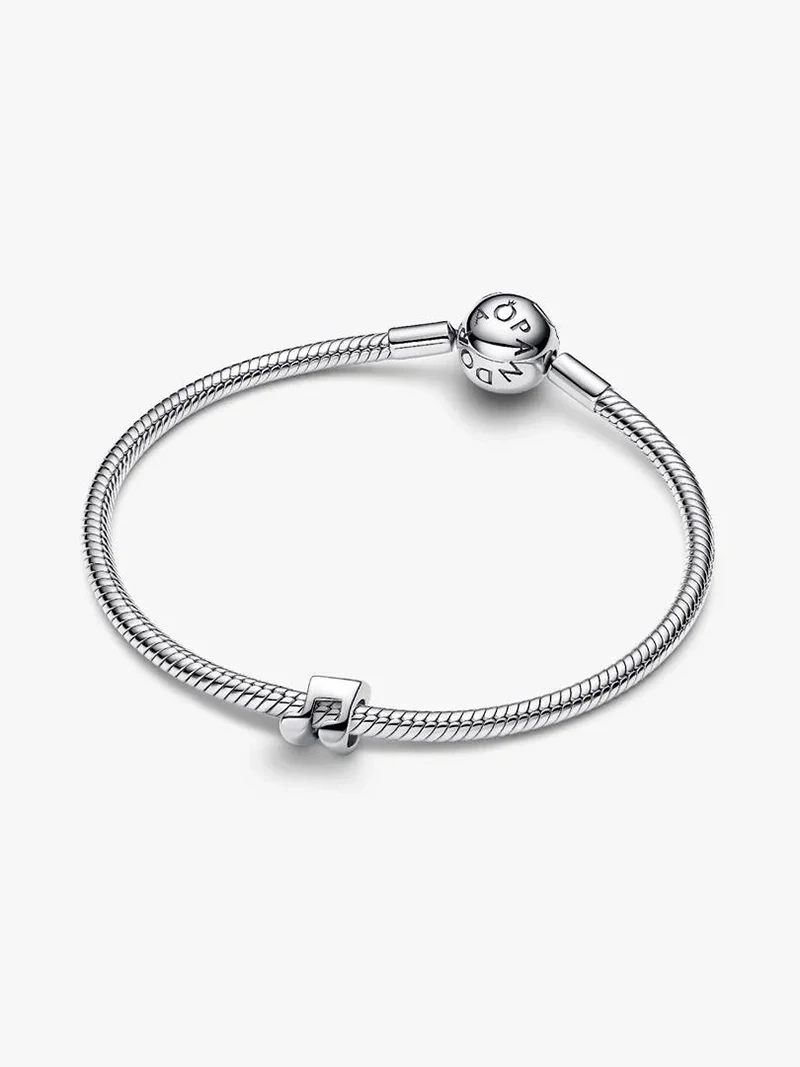 Elegant miniberlock i sterlingsilver från Pandora med polerat notmotiv. Hyllar rytm och självuttryck med minimalistisk elegans. Perfekt för konst- och designälskare som vill addera subtil glamour till sin stil.
