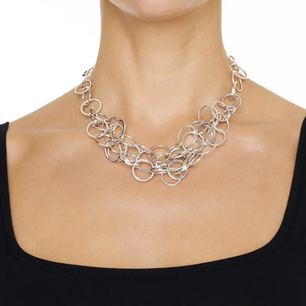 Messy Rings Collier i silver med sammanlänkade ringar i olika storlekar