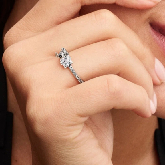 Disney Stitch & Stone-ring i sterlingsilver med gnistrande kubisk zirkonia och djupsvart emalj som fångar Stitchs ikoniska konturer. Idealisk accessoar för Disney-entusiasten som vill addera glans till sin stil.