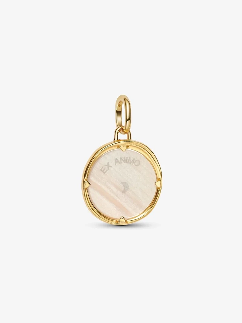 Medaljong Pegasus Berlock Guld från Pandora ME. En förtrollande amulett med 14K guldplätering och pärlemorsfinish. Pegasus motiv och "EX ANIMO" budskap.