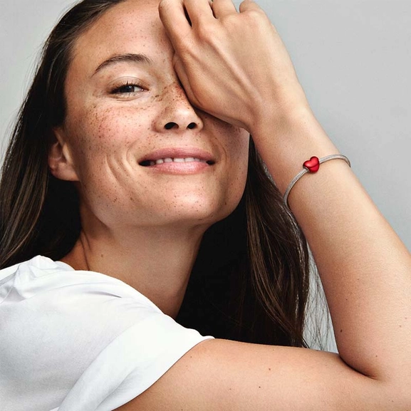 Rotes Metallic-Herz Charm von PANDORA, Schneller Versand - Nordicspectra.de