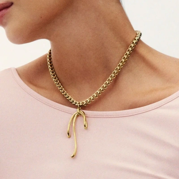 med ett intrikat spetsmönster som ger en elegant och sofistikerad look.