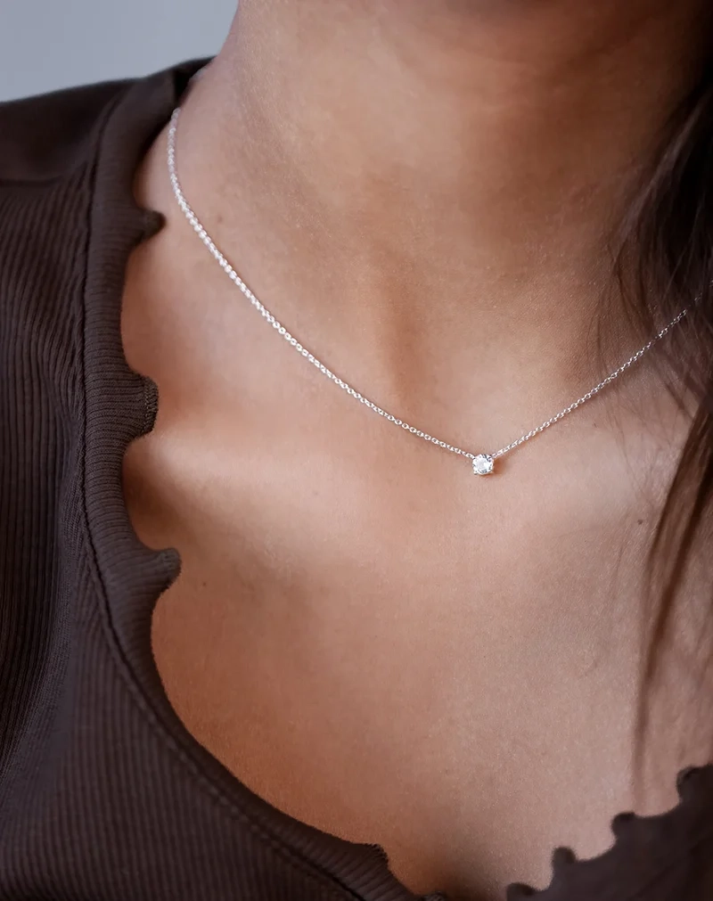 Minimalistica Solo Nova Necklace Silver i återvunnet silver med vit topas