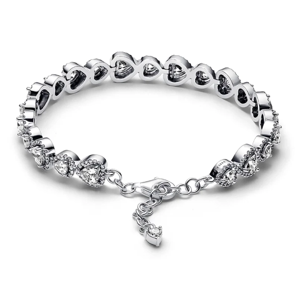 Silver tennisarmband med 23 hjärtformade stenar och 363 fadeninfattade kubisk zirkonia. En symbol för kärlek och romantik från Pandora Timeless kollektionen. Perfekt gåva för någon speciell.