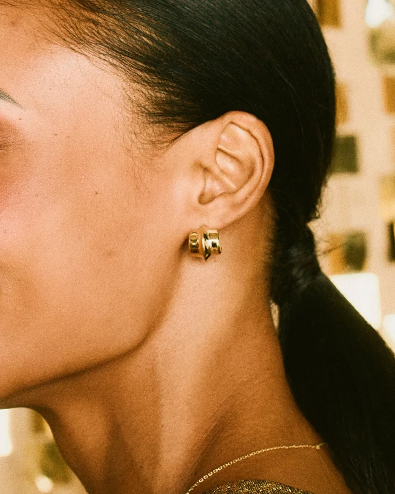 små 14K guldpläterade örhängen med mjuka former