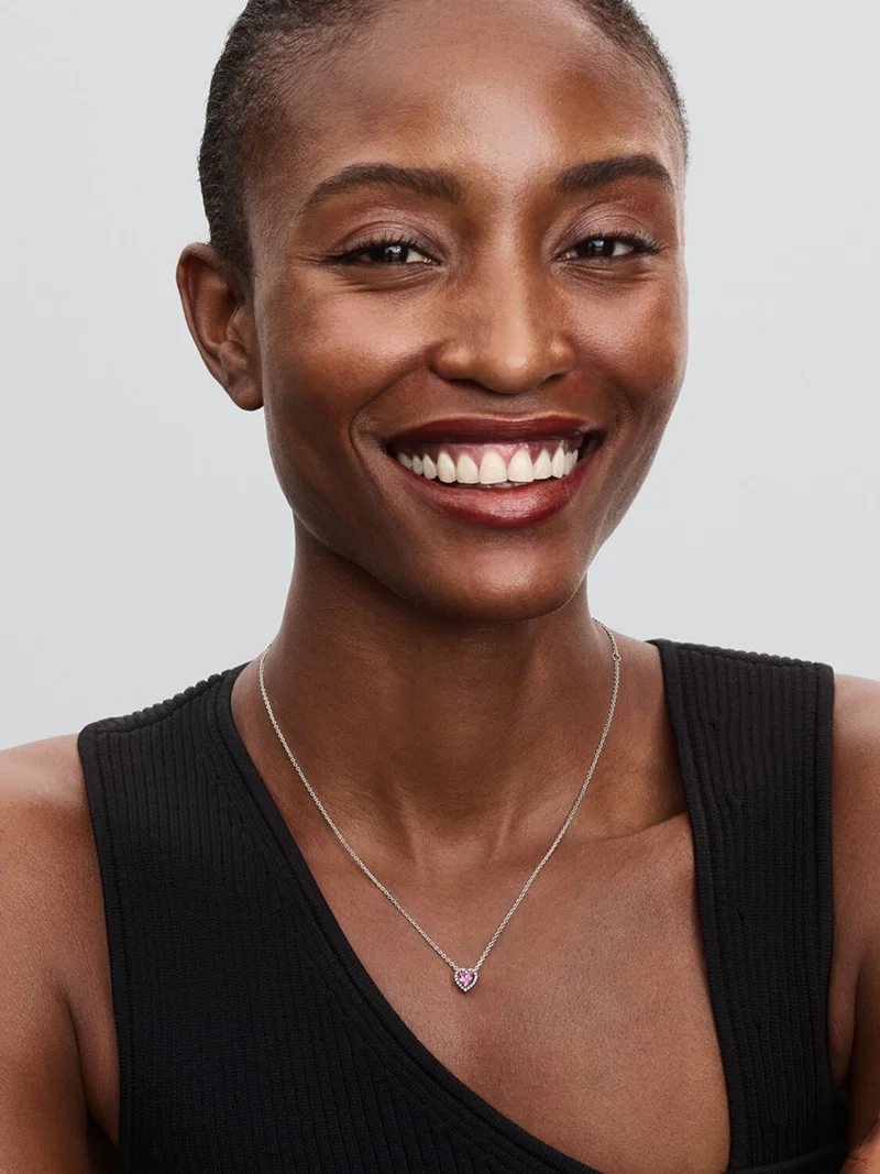 Rosa hjärta halsband med gnistrande stenar i sterlingsilver från Pandora Timeless kollektionen.