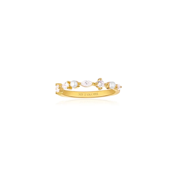 Adria Piccolo Ring Guld från Sif Jakobs i elegant 18K guldpläterat silver med cubic zirconia och sötvattenpärla.