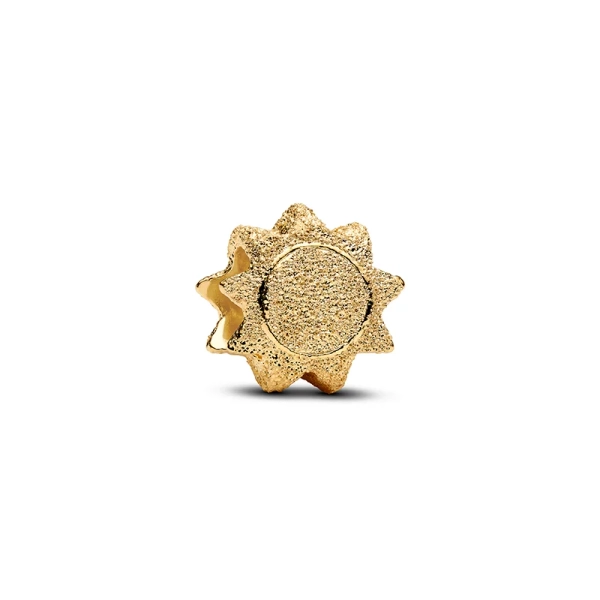 Guldpläterad solberlock med geometrisk design från Pandora. Låt din inre glöd lysa upp varje tillfälle med denna vackra Mini Sol Glittrande Berlock.