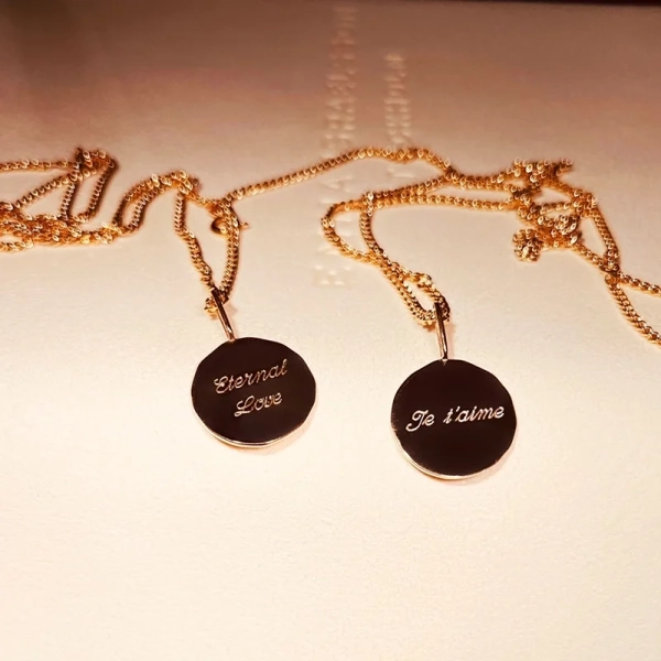 Eternal Love Coin Gold halsband med rund hänge i 18K guldförgylld mässing och graverad text "Eternal Love" från Emma Israelsson.