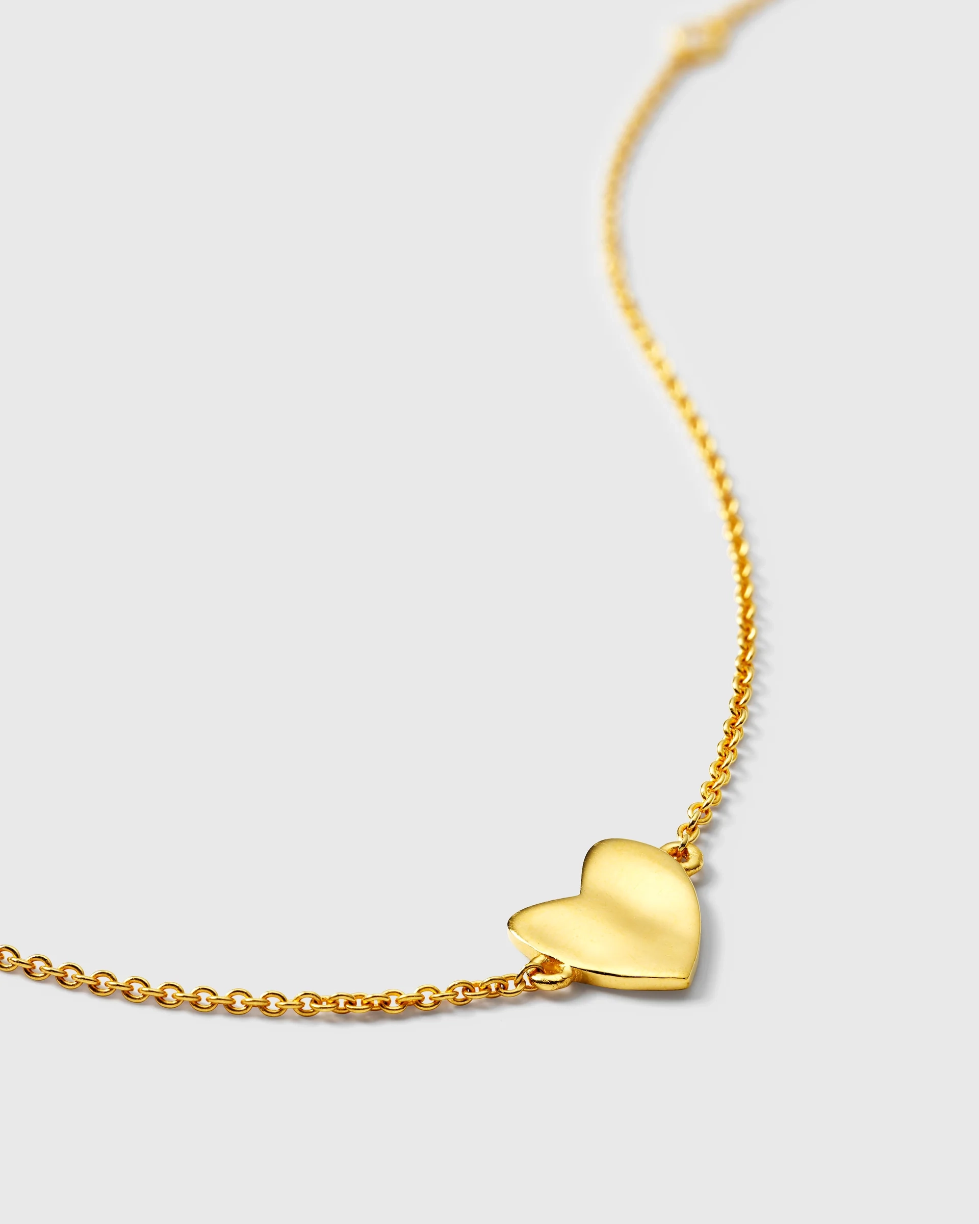 Friends Heart Bracelet Gold – armband i 18K guldpläterat silver med handgjort hjärta