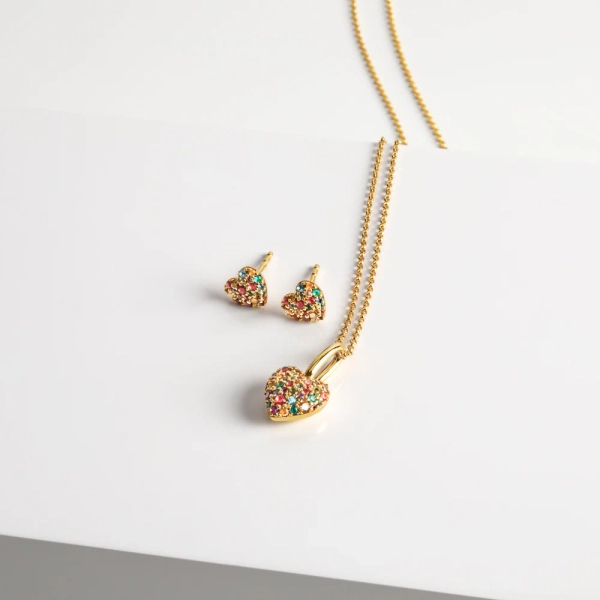 eine elegante Halskette aus 18 Karat vergoldetem Silber mit funkelnden Zirkonia-Steinen.