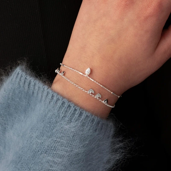 ett elegant armband i återvunnet silver med droppformad kubisk zirkon