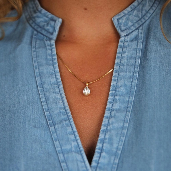 Petite Drop Necklace Gold Crystal - Caroline Svedbom - Snabb frakt & paketinslagning - Nordicspectra.se