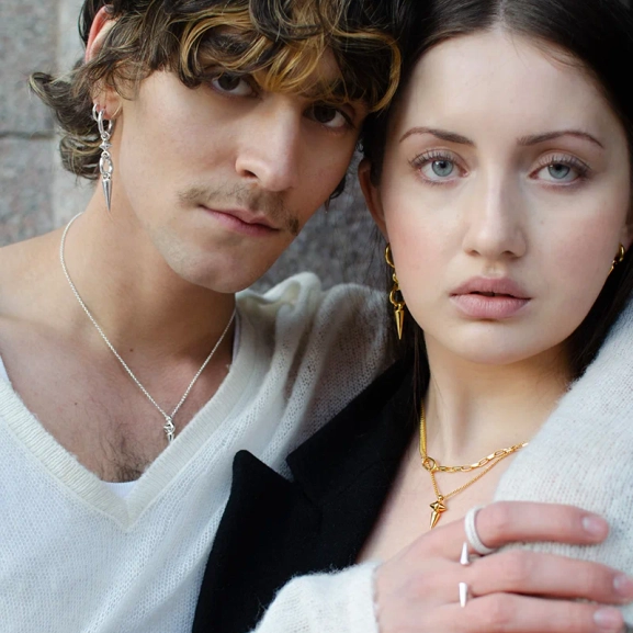 Juno Long Single Earring Gold - Syster P - Snabb leverans & Gratis paketinslagning - Nordic Spectra