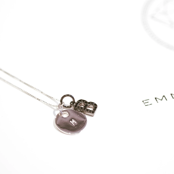 Letter Coin A-Ö Silver - Emma Israelsson - Snabb frakt & paketinslagning - Nordicspectra.se