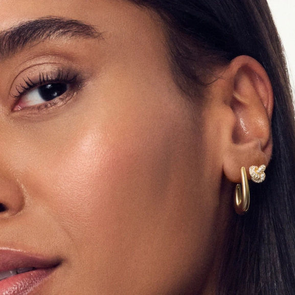eleganta små örhängen i 18K guldpläterat silver med gnistrande Cubic Zirconia.