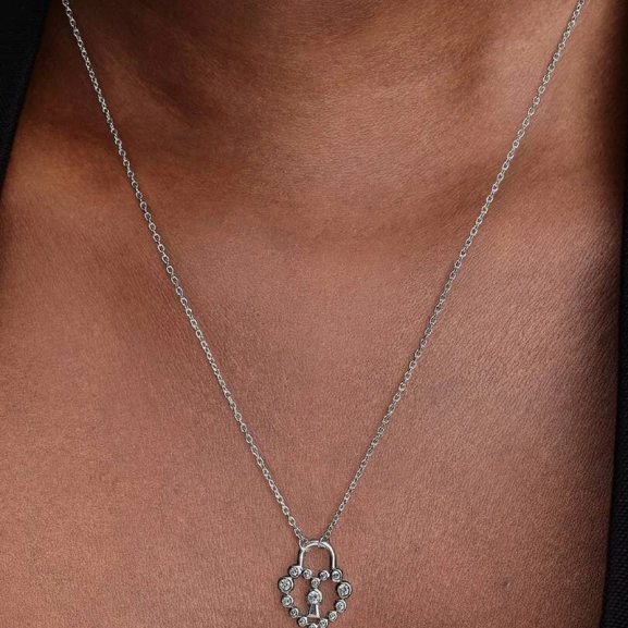 die ein Herz und ein charmantes Vorhängeschloss in der Mitte bilden. Ein Symbol ewiger Liebe und Verbundenheit von Pandora Moments.