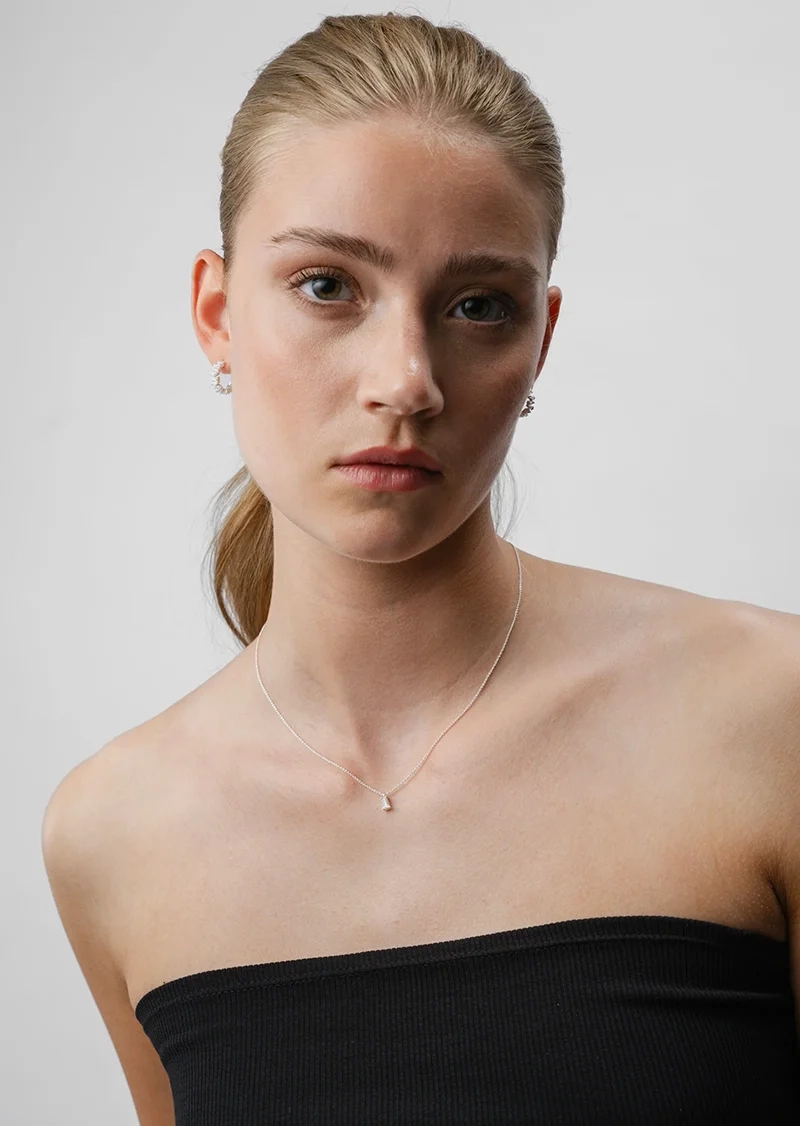 ett elegant halsband i silver med en baguetteslipad kubisk zirkon