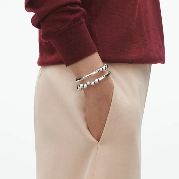 SS25_ECOM_ON-MODEL_MOONLIGHT GRAPES_BANGLE_20000659