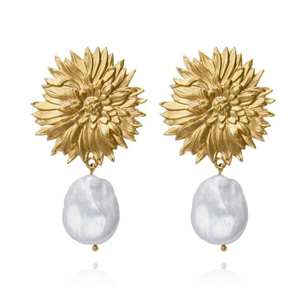 Noeli Pearl Earrings i guldpläterad mässing med barockpärlor och kristaller
