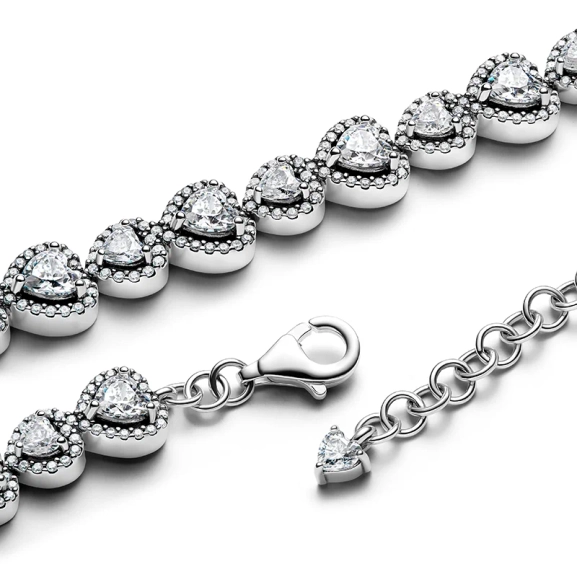 Silver tennisarmband med 23 hjärtformade stenar och 363 fadeninfattade kubisk zirkonia. En symbol för kärlek och romantik från Pandora Timeless kollektionen. Perfekt gåva för någon speciell.