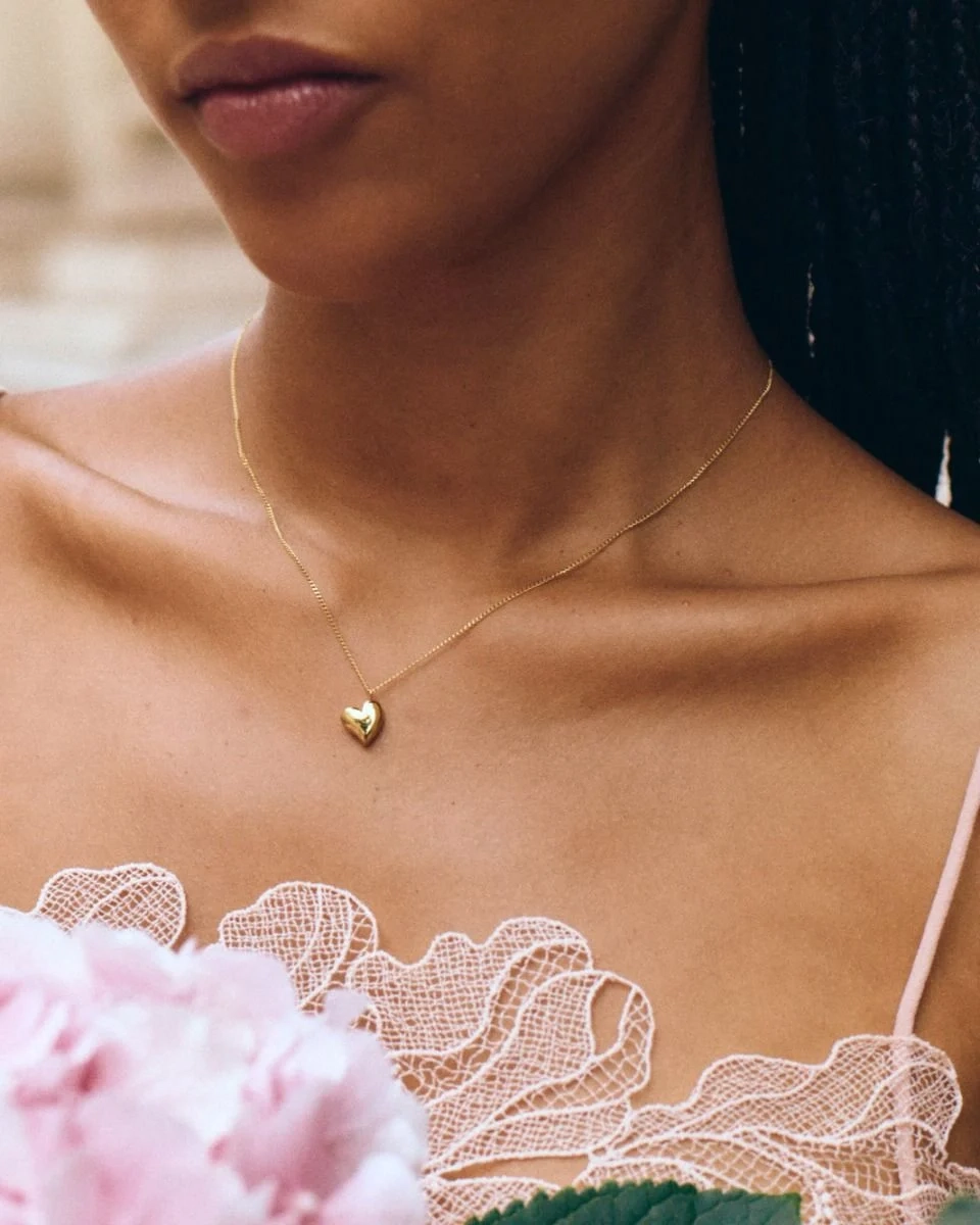 elegant kedja genom hjärtats ögla.