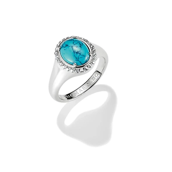 Rund Turkos Ring från Thomas Sabo i återvunnet silver med himmelsblå cabochon och gnistrande vita zirkoner.