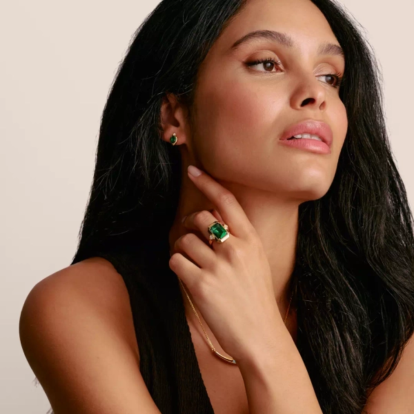 Grön Elyndra Cocktail Ring Guld från Thomas Sabo med smaragdgrön sten och vita zirkoniastenar på guldpläterat silver.