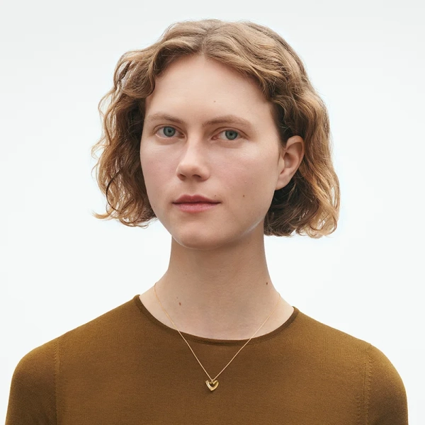 AW25_ECOM_ON-MODEL_HEART_PENDANT_20001676