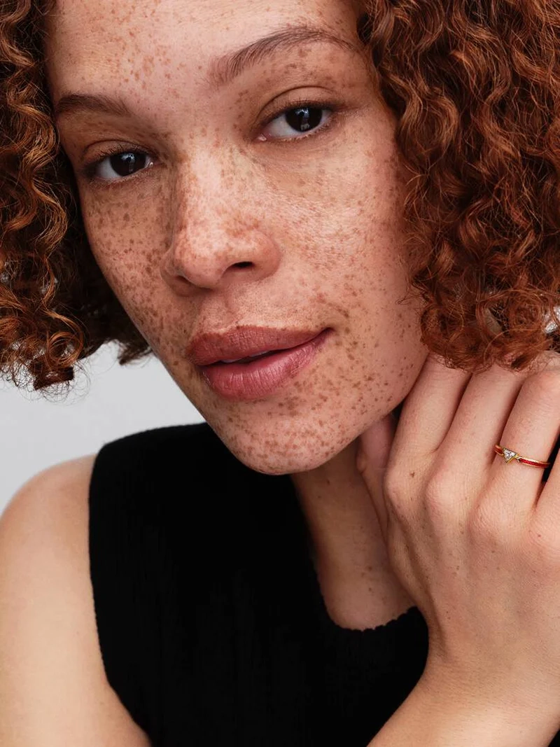 mit der Gravur „ARMOR UP“ und einem dreieckigen Edelstein. Strahlen Sie mit diesem kraftvollen Ring Selbstvertrauen und Eleganz aus.