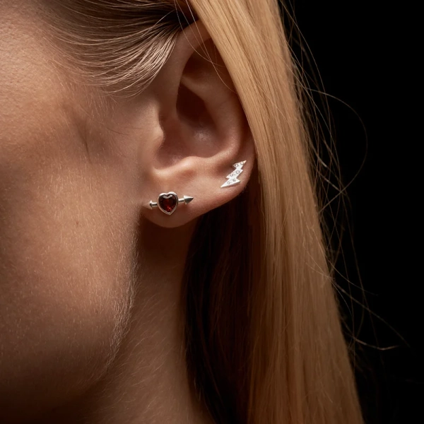 Pierced Heart Ear Stud Red Garnet - Maria Nilsdotter - 1-2 dagars leverans - Nordic Spectra