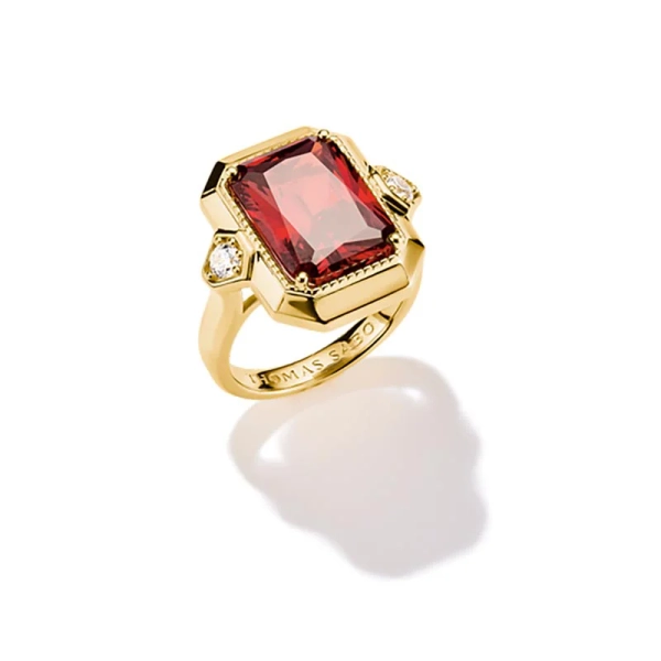 Röd Elyndra Cocktail Ring Guld från Thomas Sabo med oktagonformad röd zirkonia och två vita stenar på guldpläterat silver.